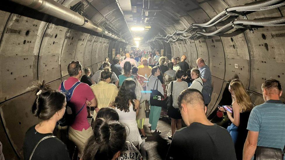 Putnici ostali u tunelu - Avaz