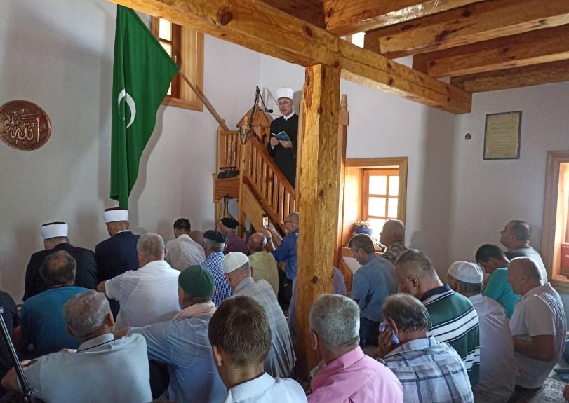 U džamiji - Avaz