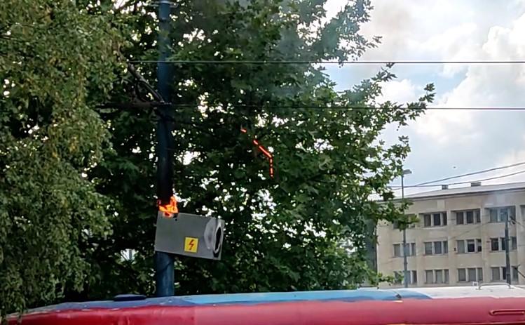 Video / Drama na Željezničkoj stanici: Gorjela napojna kutija, požar se proširio i na drvo