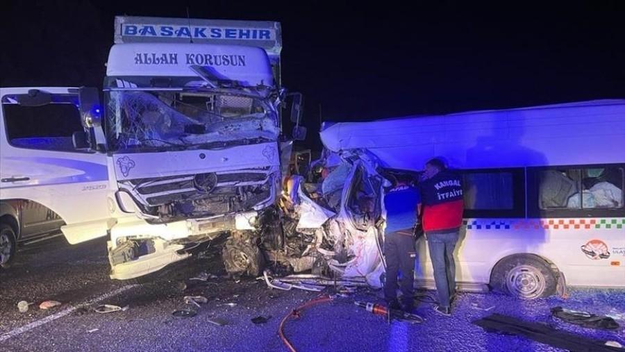 Sudar kamiona i minibusa: Poginulo najmanje sedam osoba