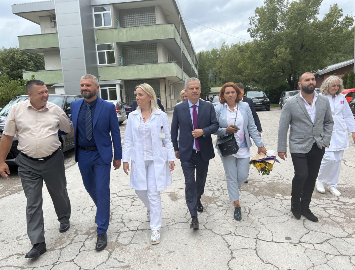 Savez za bolju budućnost BiH počeo kampanju posjetom porodilištu u Bihaću