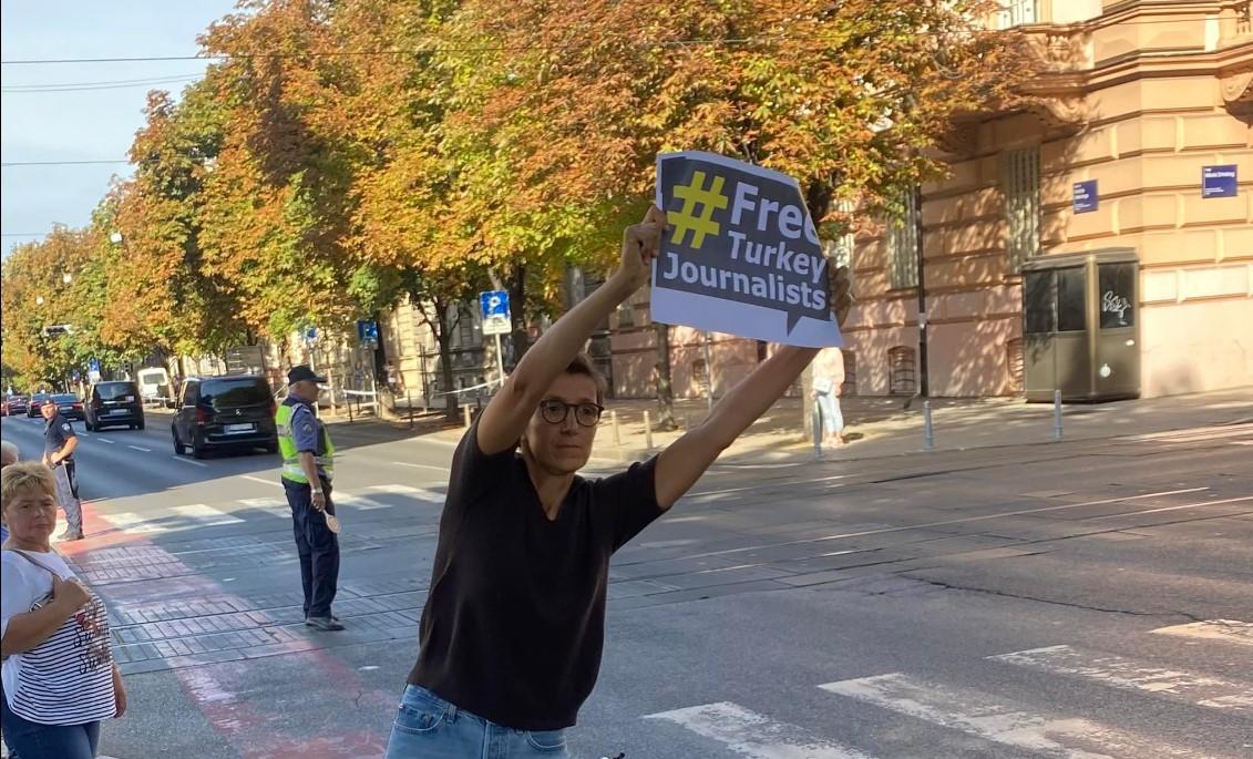 Poznata hrvatska novinarka Erdoana dočekala s transparentom