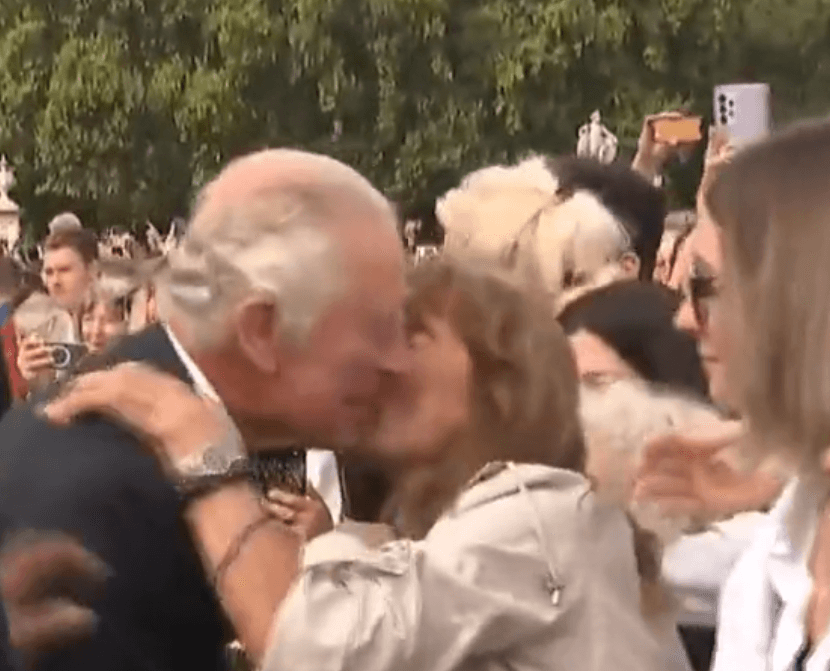 Žena poljubila kralja Čarlsa tokom njegovog prvog izlaska u javnost