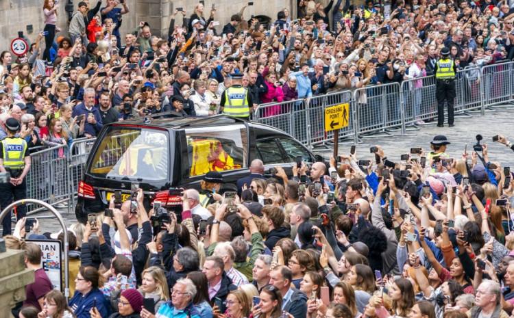 Kovčeg kraljice Elizabete II stiže u London u srijedu: Građani stoje u redu da se oproste