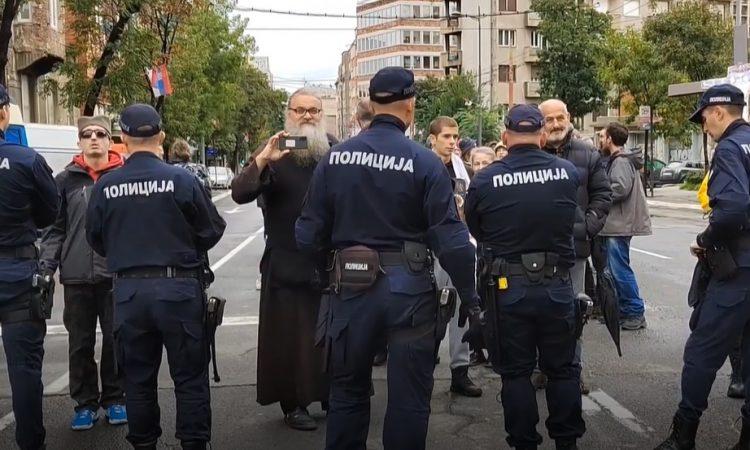 Raščinjeni monah Antonije pogodio snimatelja flašom, uhapšene dvije osobe