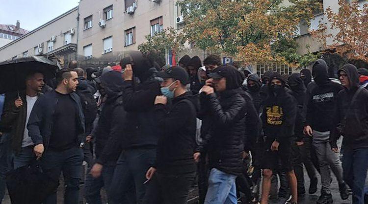 Huligani sa bakljama kreću se beogradskim ulicama, skandiraju "ubij pe*ra"