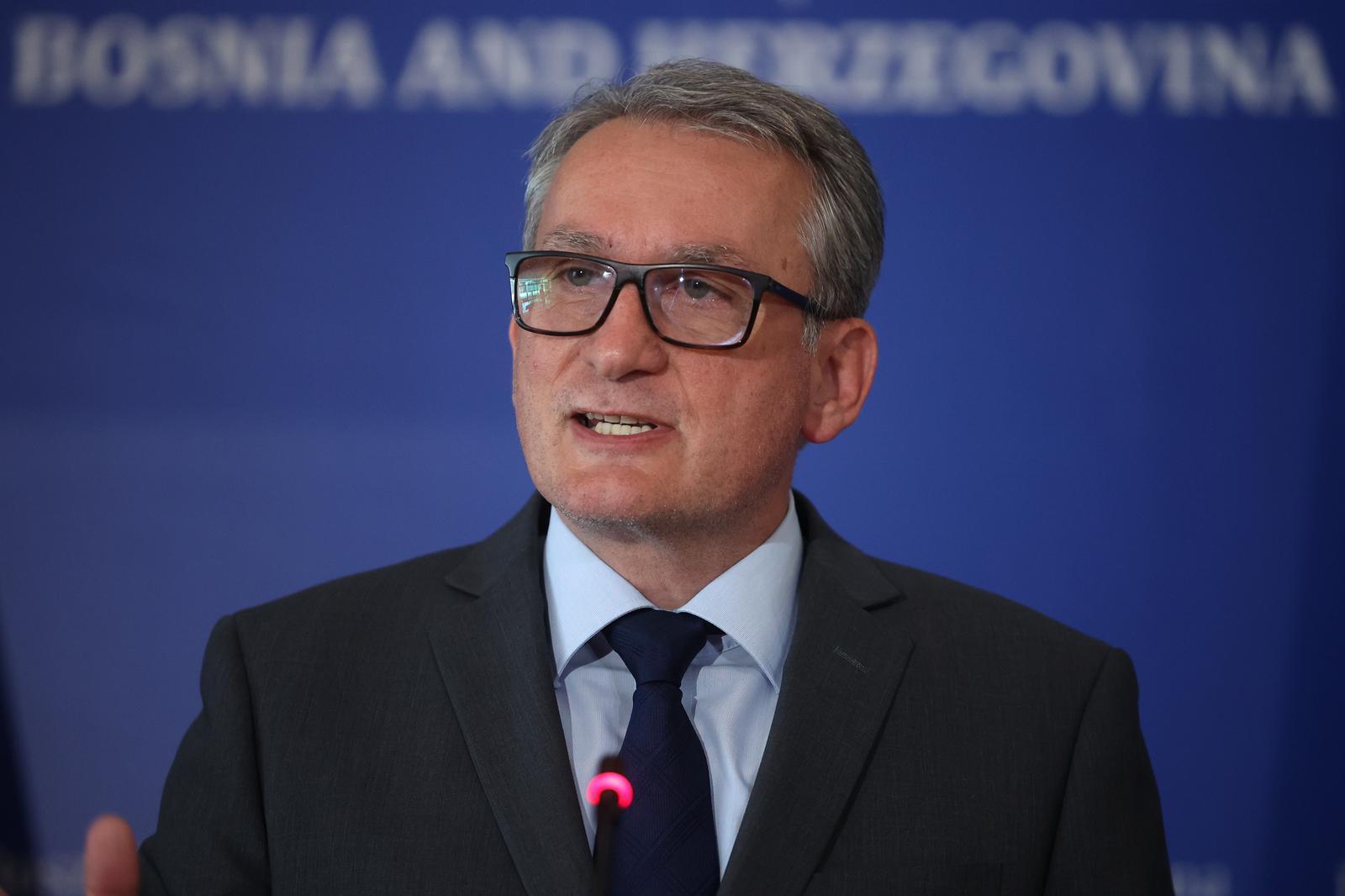 Bosić predao potpise delegata za održavanje vanredne sjednice o ukidanju akciza