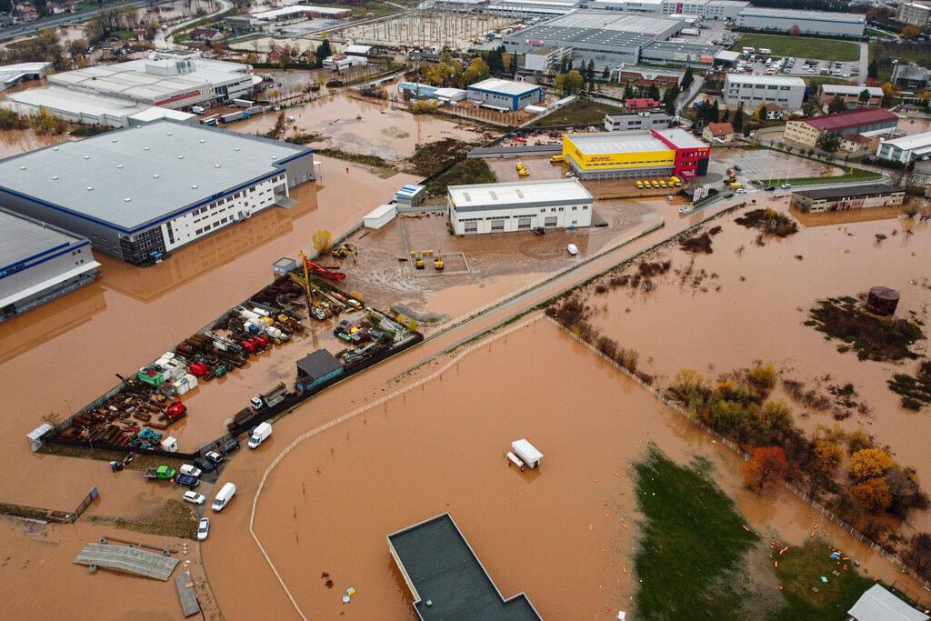 Poplavljeni brojni stambeni i poslovni objekti - Avaz