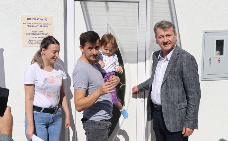 Porodica Kičina iz Tešnja uselila u svoj novi dom: Načelnik Hadžibajrić uručio ključeve novosagrađene kuće - Avaz