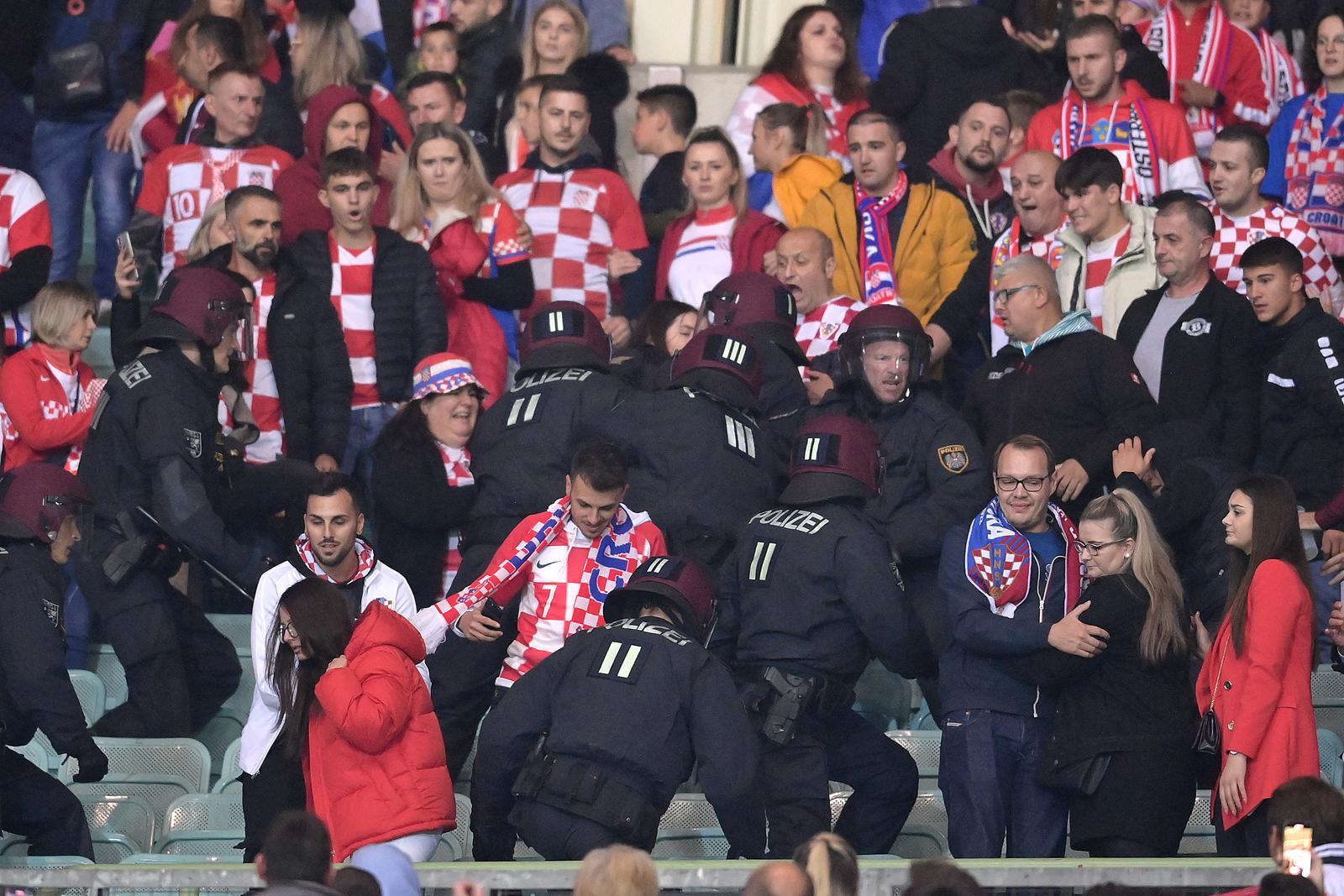 Hrvatski navijači se potukli međusobno pa onda s policijom