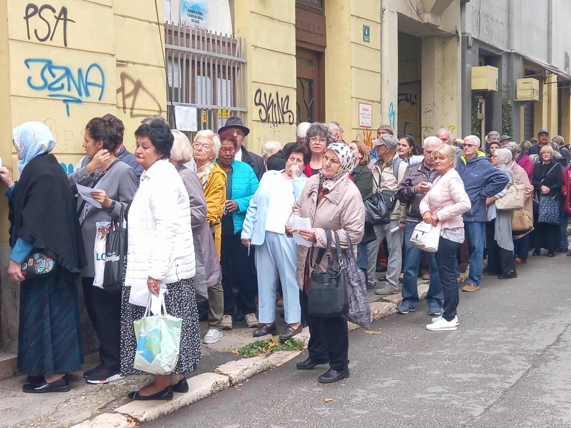 Sarajevski penzioneri i po pet sati čekaju na podjelu elektronskih karata za javni prijevoz