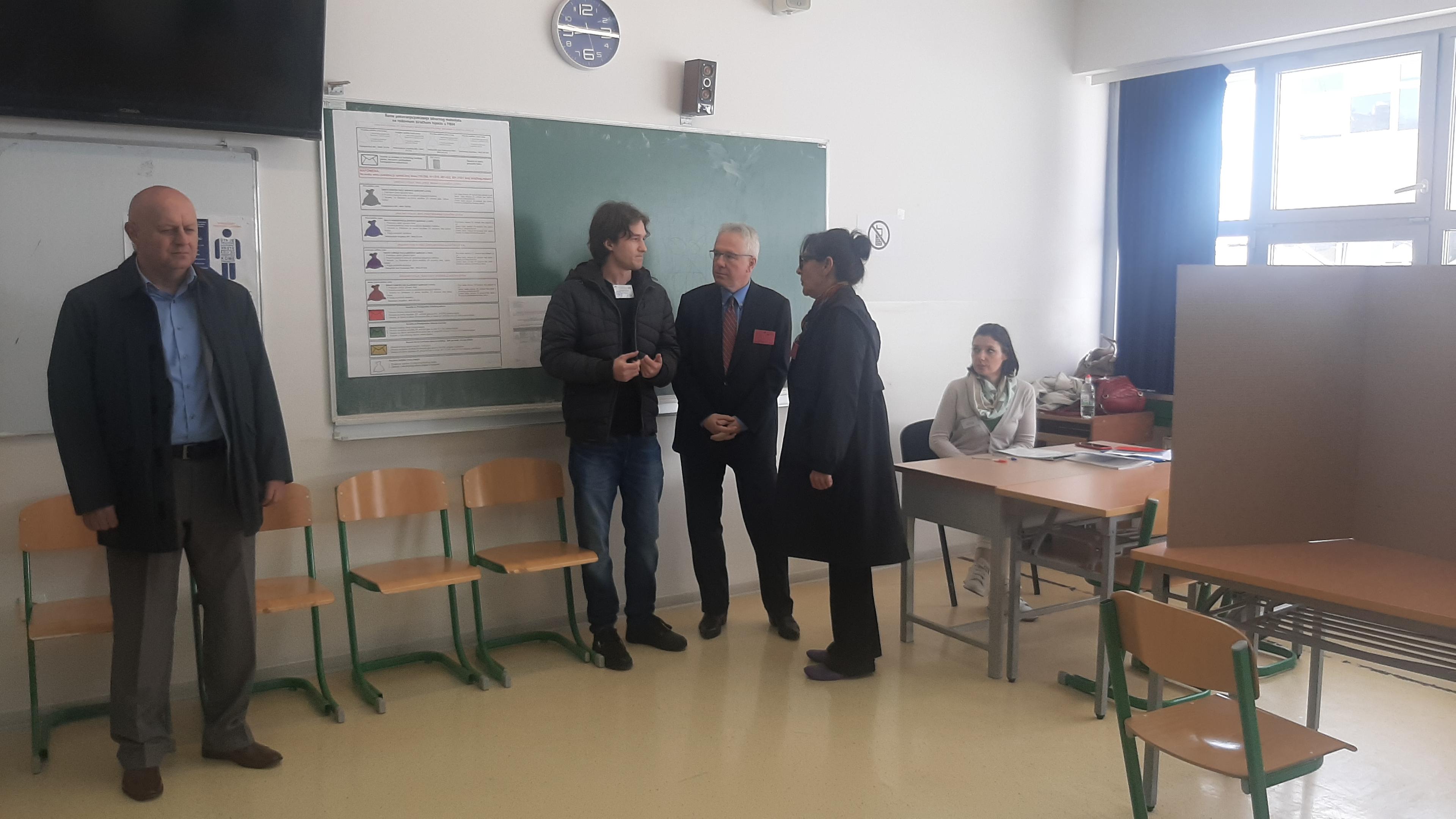 Ambasador Marfi na jednom od biračkih mjesta u Gimnaziji Dobrinja - Avaz