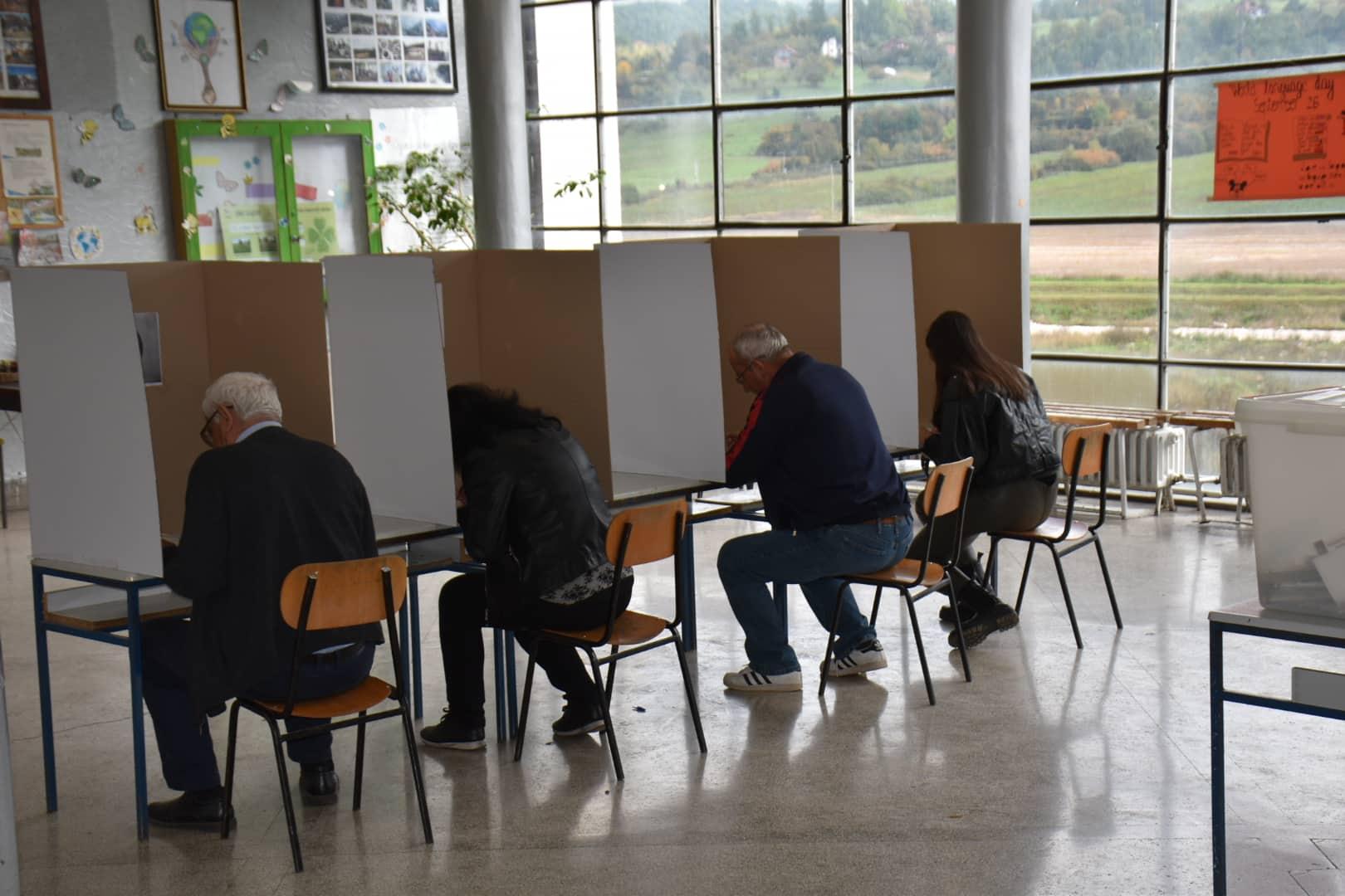 Sa biračkog mjesta u Rogatici - Avaz