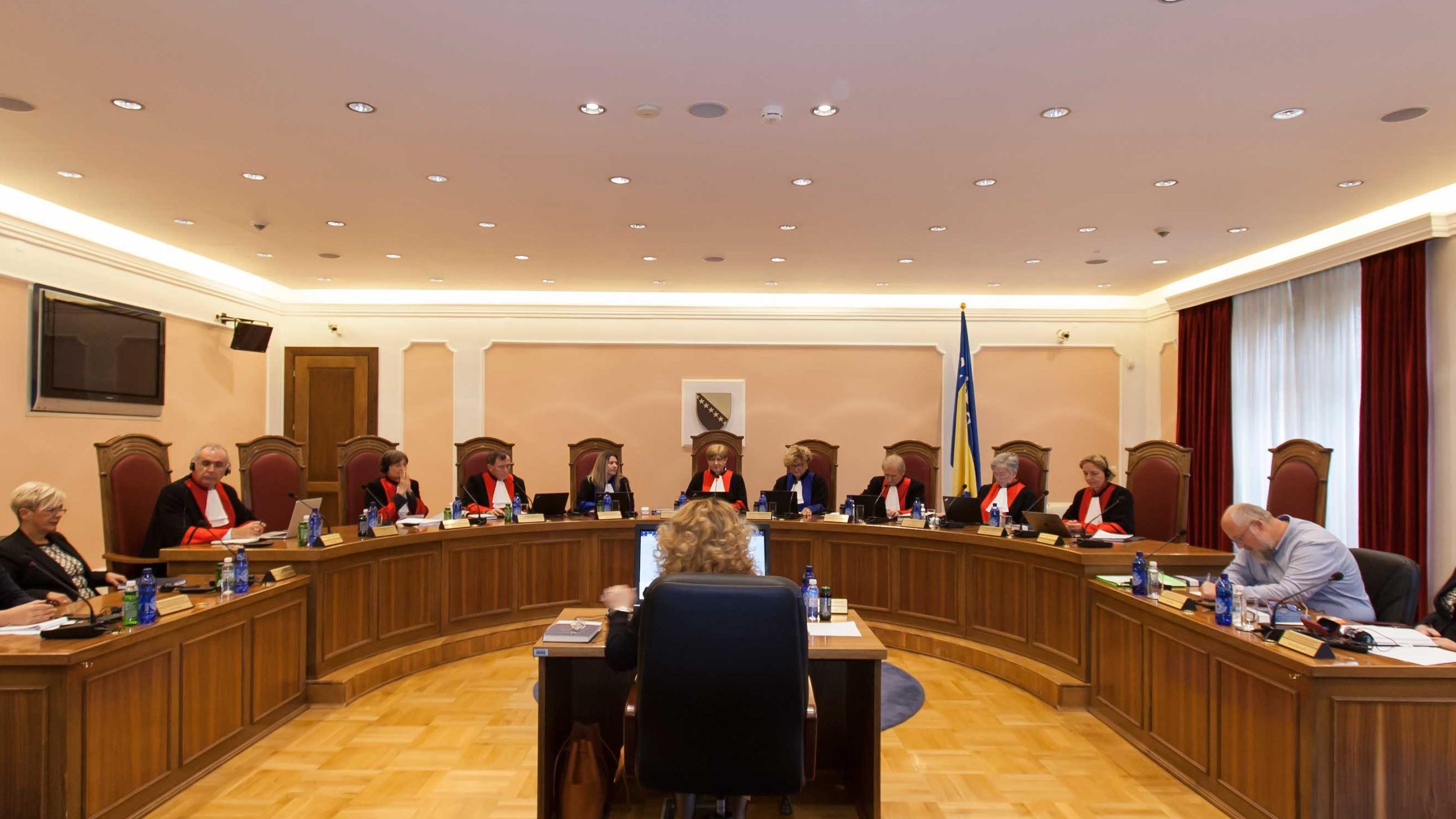 Ustavni sud BiH naredio izmjene zakona u vezi s ostavljanjem kazni na vozilima