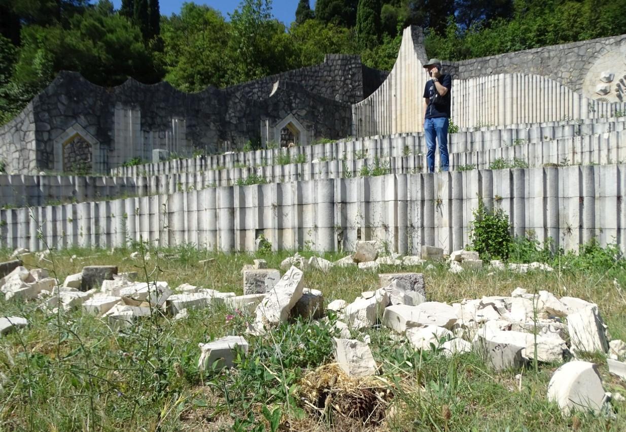 Partizansko spomen-groblje: Skoro u cijelosti uništeno - Avaz