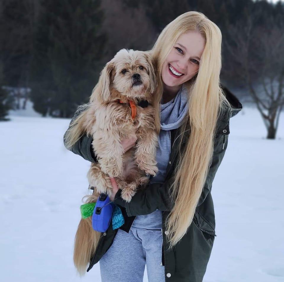 Tijana i njen udomljeni pas Angie - Avaz