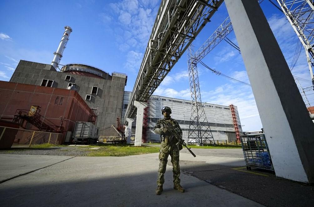 Ruski vojnik čuva područje nuklearne elektrane - Avaz