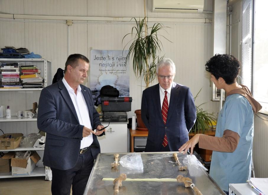 Ambasador SAD-a u BiH u posjeti projektu posvećenom identifikaciji žrtava genocida u Srebrenici