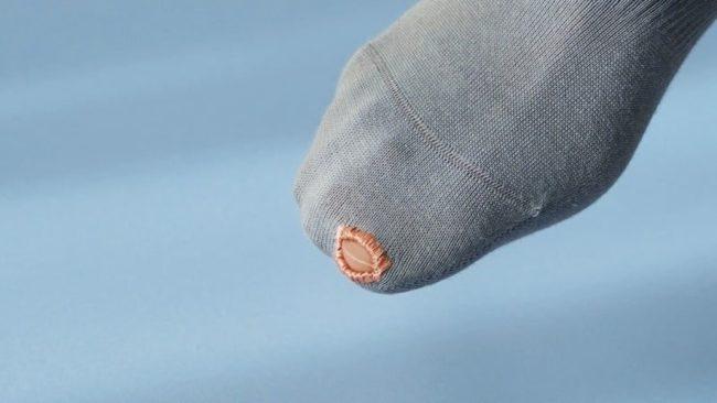Neobičan modni trend: Japanski dizajner predstavio čarape s rupama