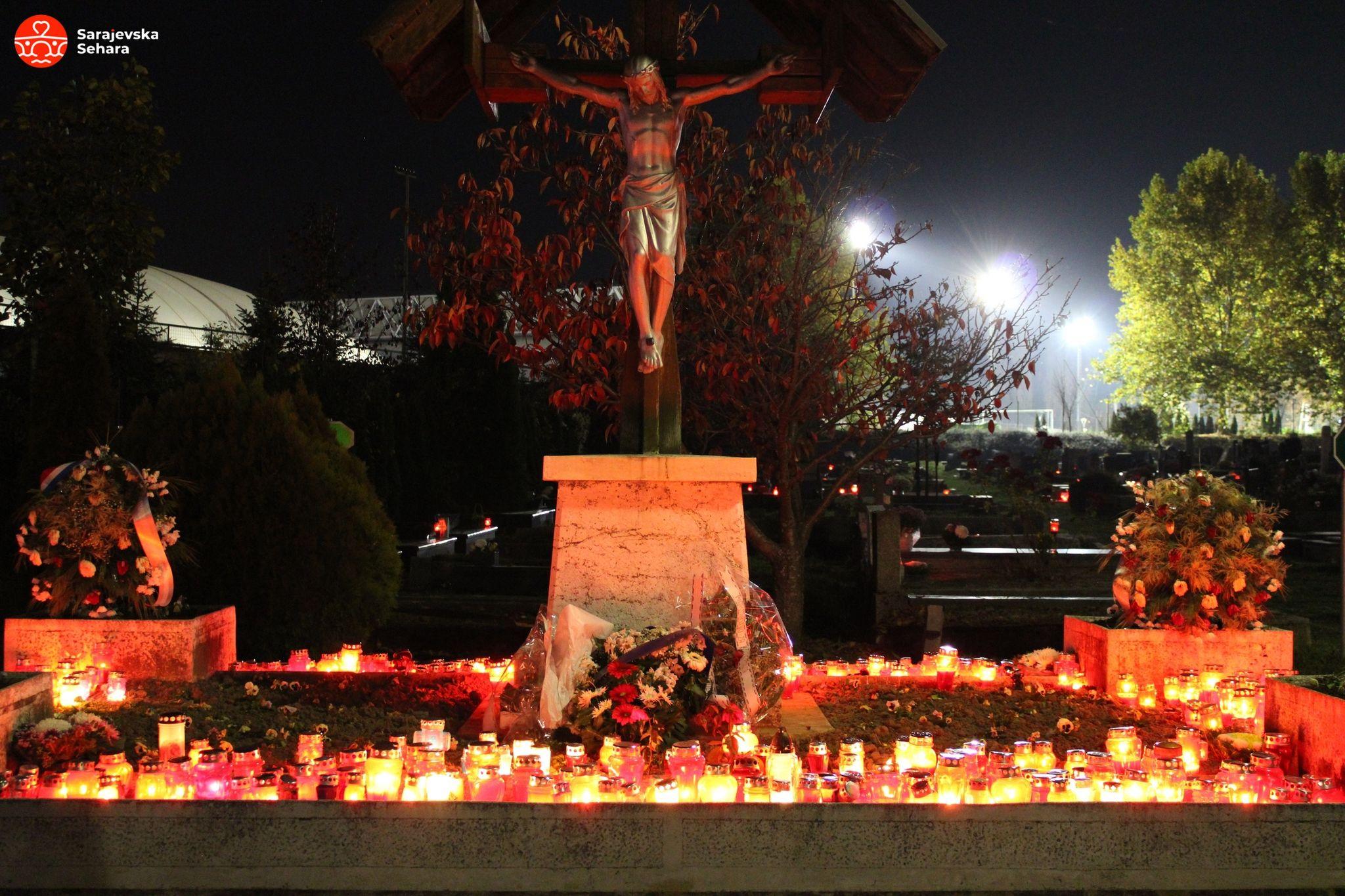 Blagdan Svih svetih obilježen u Sarajevu: Upaljene svijeće za duše svih onih koji više nisu sa nama