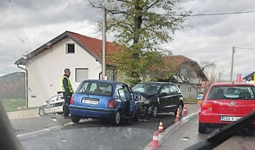 U mjestu Kamenica kod Bihaća još jedna nesreća: Sudarila se dva automobila