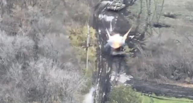 Sve snimljeno dronom: Ukrajinski padobranac jednim hicem uništio ruski tenk