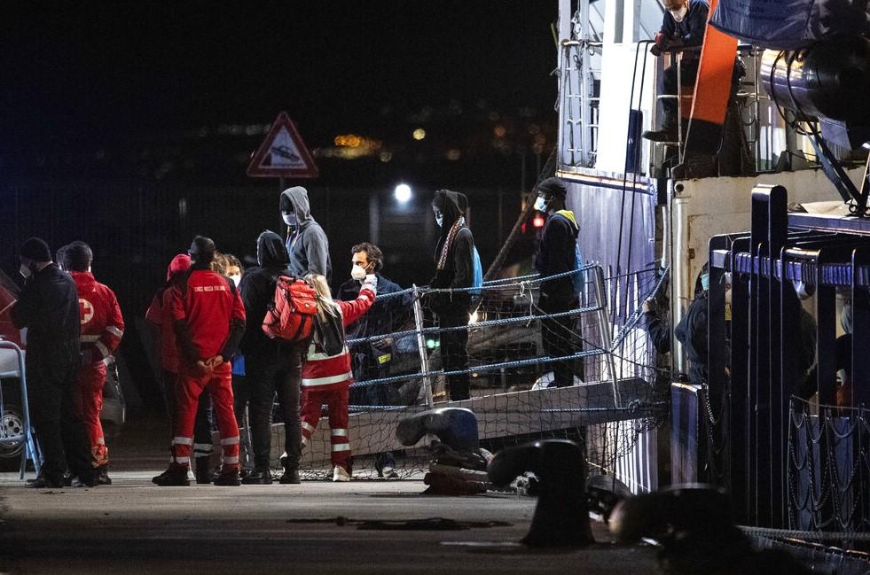 Dobrotvorni brod sa 35 migranata odbija da napusti italijansku luku