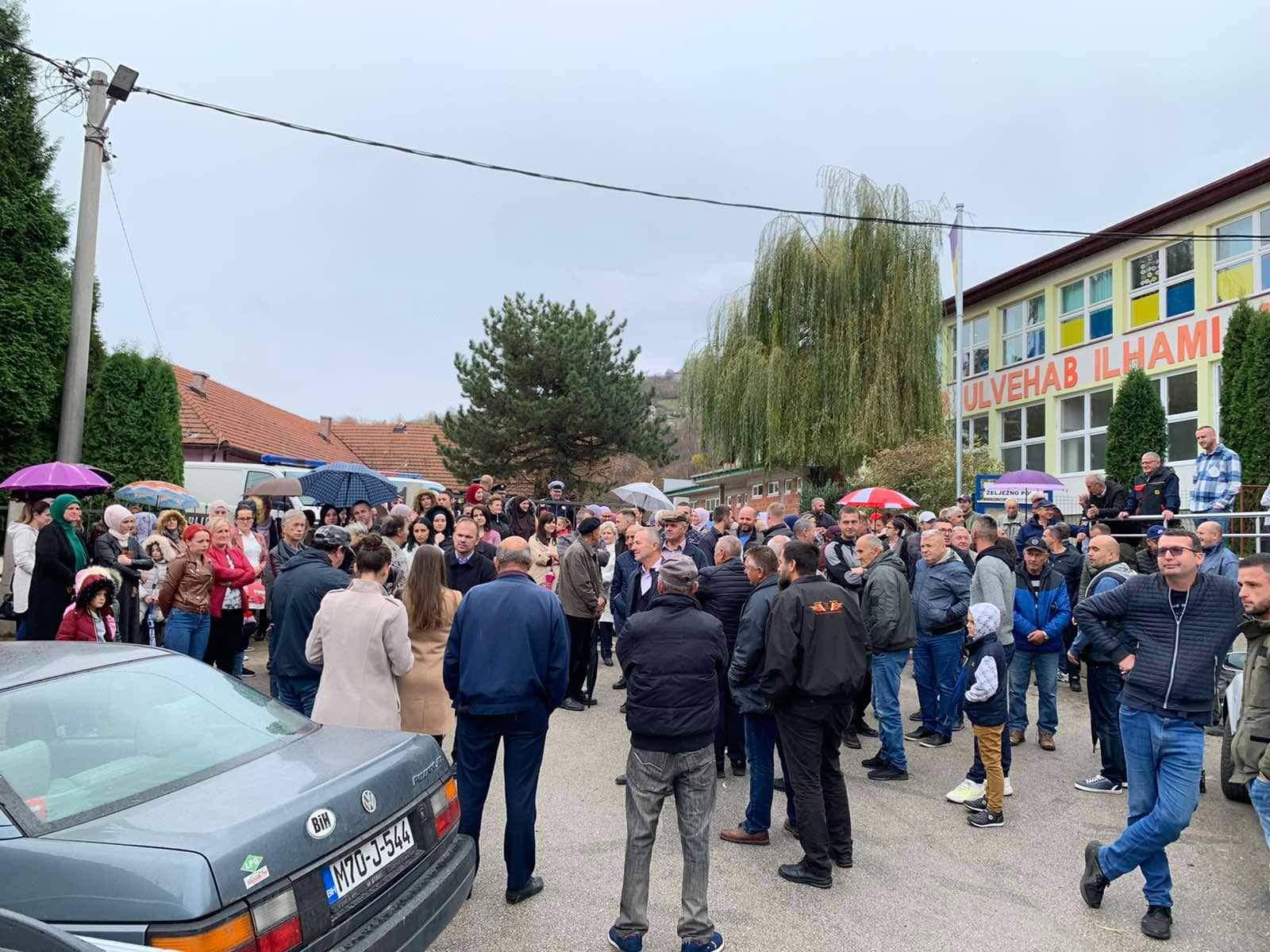 Protest mještana Željeznog Polja: Ambulanta u prostorijama škole će ugroziti nastavu