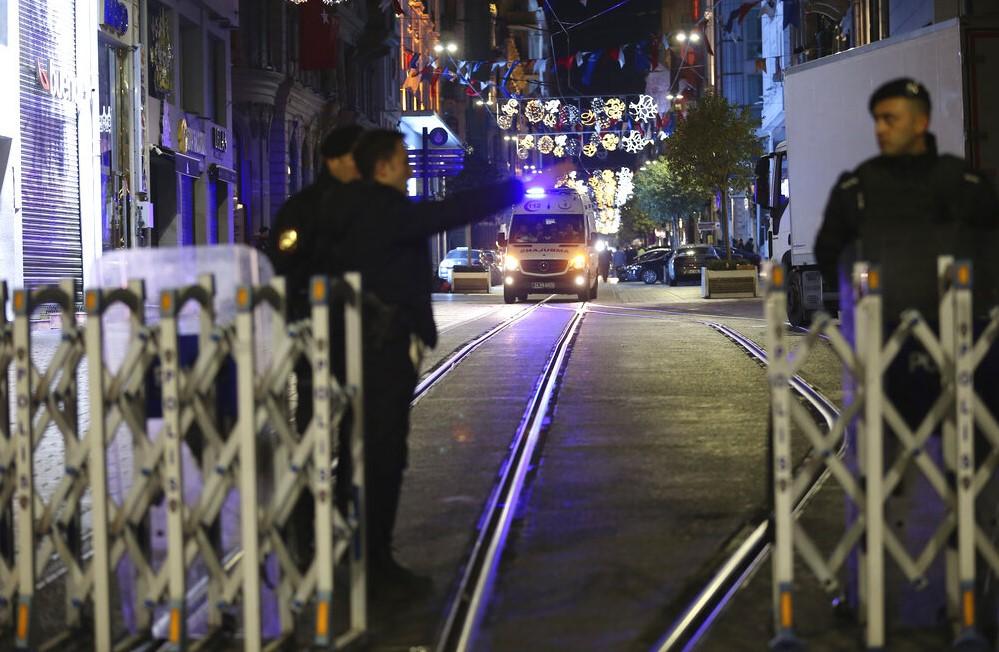 Policajci stoje na ulazu u ulicu nakon eksplozije na popularnoj pješačkoj aveniji Istiklal u Istanbulu - Avaz