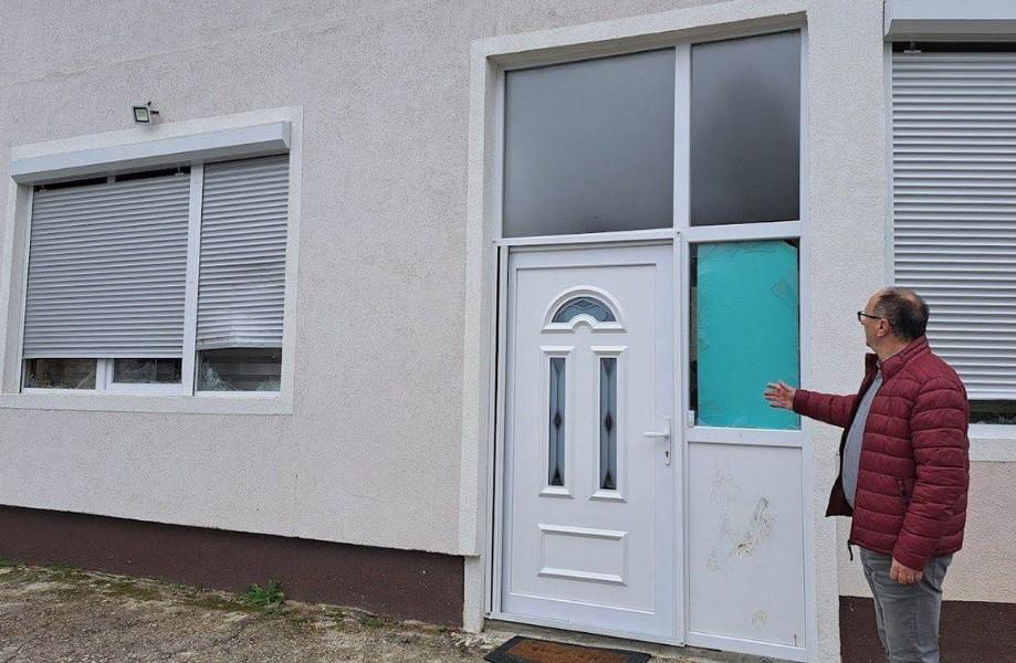 Polupana vrata i prozori na kući načelnika općine Ribnik: "Ovo je užasno i žalosno"