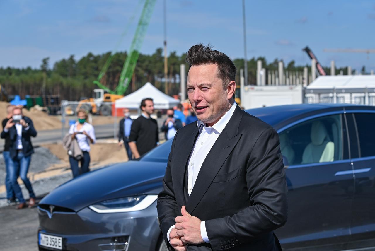 Tesla povlači više od 321.000 vozila sa tržišta u SAD