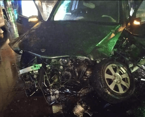 Stravična nesreća u BiH: Pet osoba povrijeđeno, automobil smrskan