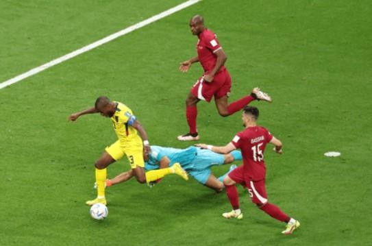 Trenutak kada je katarski golman Al Šib srušio Valensiju i skrivio penal - Avaz