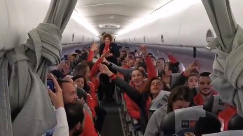 Atmosfera iz aviona: Rukometašice Crne Gore pjevaju "leti soko poleti visoko"