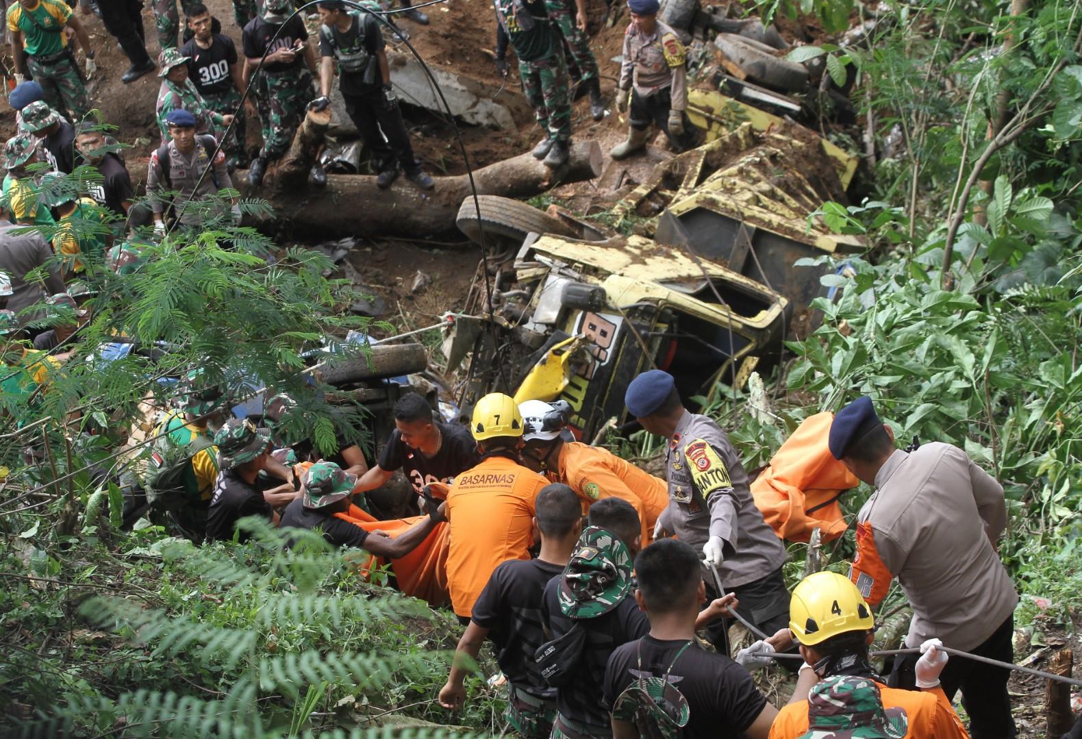U toku akcije spašavanja nakon razornog zemljotresa u Indoneziji