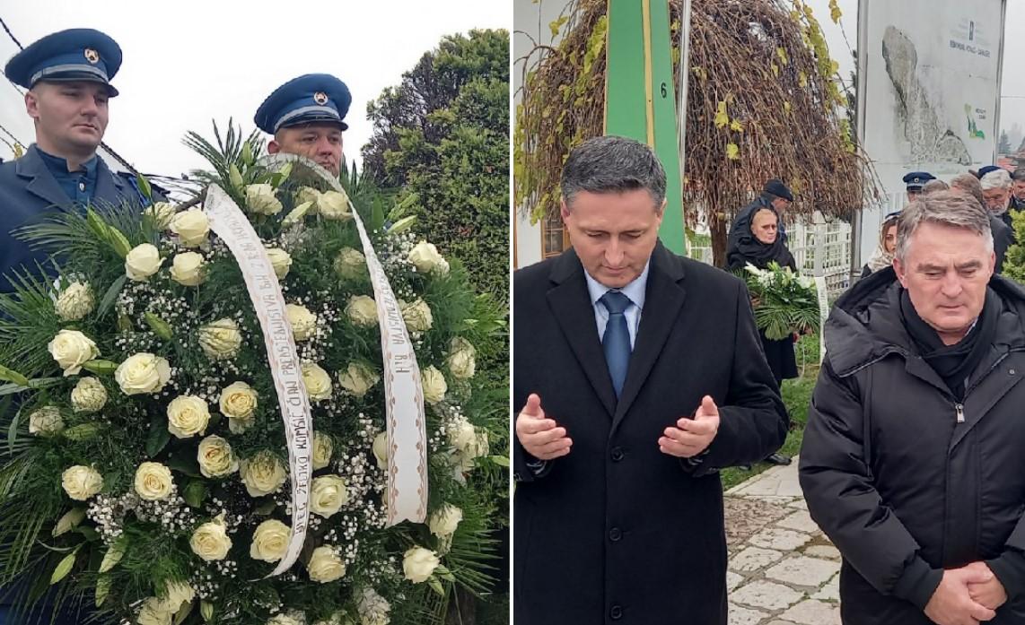 Delegacije položile cvijeće na šehidskom mezarju "Kovači" i mezaru Alije Izetbegovića