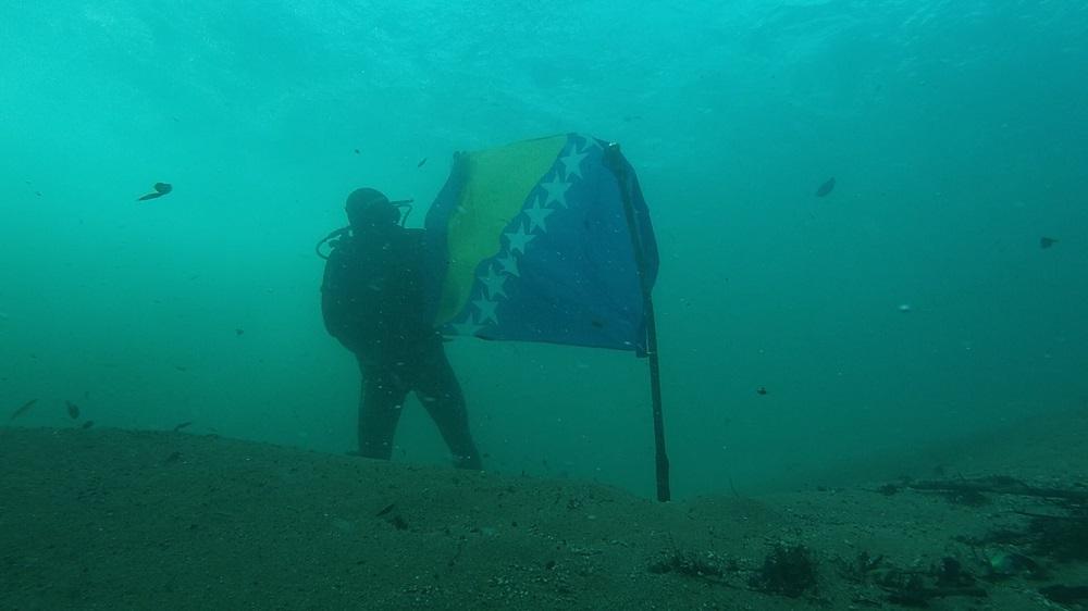 Zastava Bosne i Hercegovine na dnu Une - Avaz