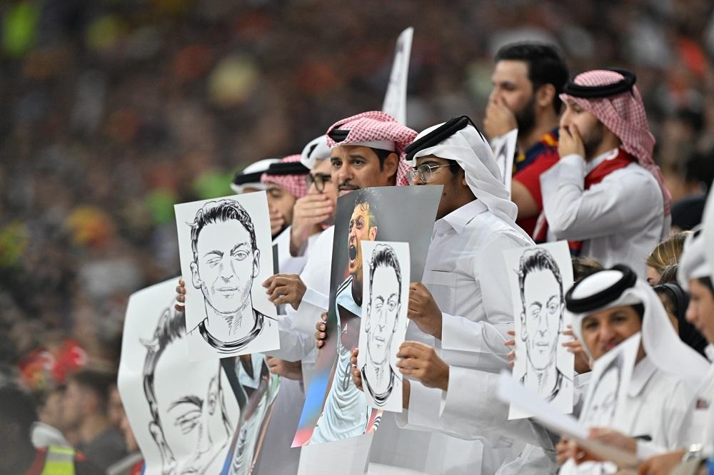Navijači u Kataru ukazali na licemjerje: Istakli transparente Mesuta Ezila