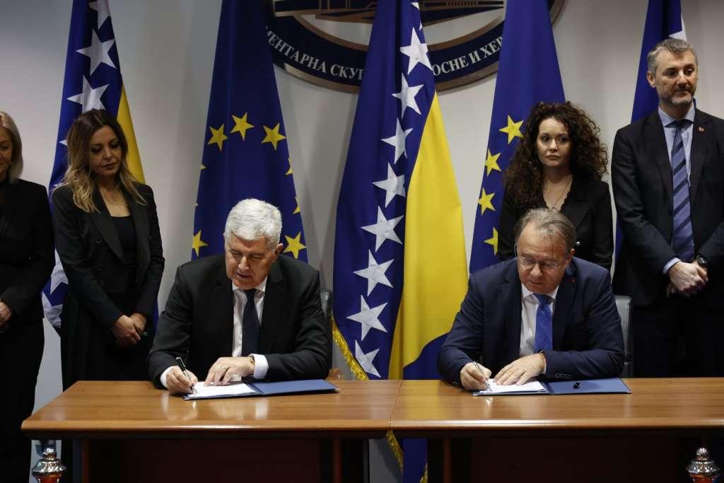 Čović and Nikšić sign a document on guidelines and principles in the executive and legislative power