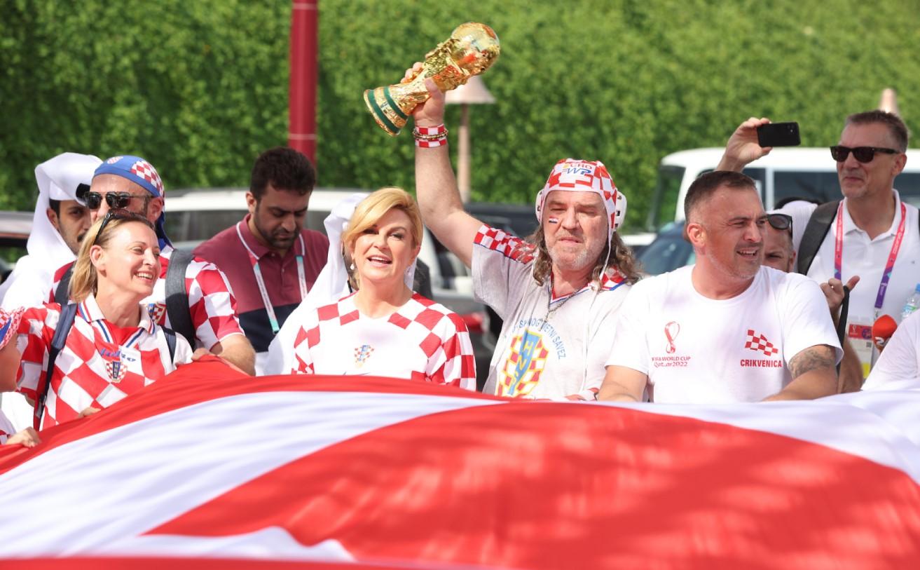 Bivša predsjednica Hrvatske od ranog jutra druži se s navijačima - Avaz