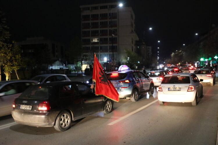 Automobili okičeni albanskim zastavama - Avaz
