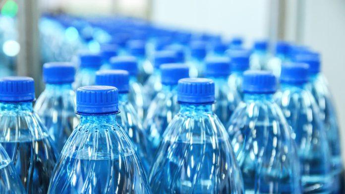Sporna flaširana voda nije povučena sa tržišta, Zavod ne želi reći o kojim je proizvođačima riječ