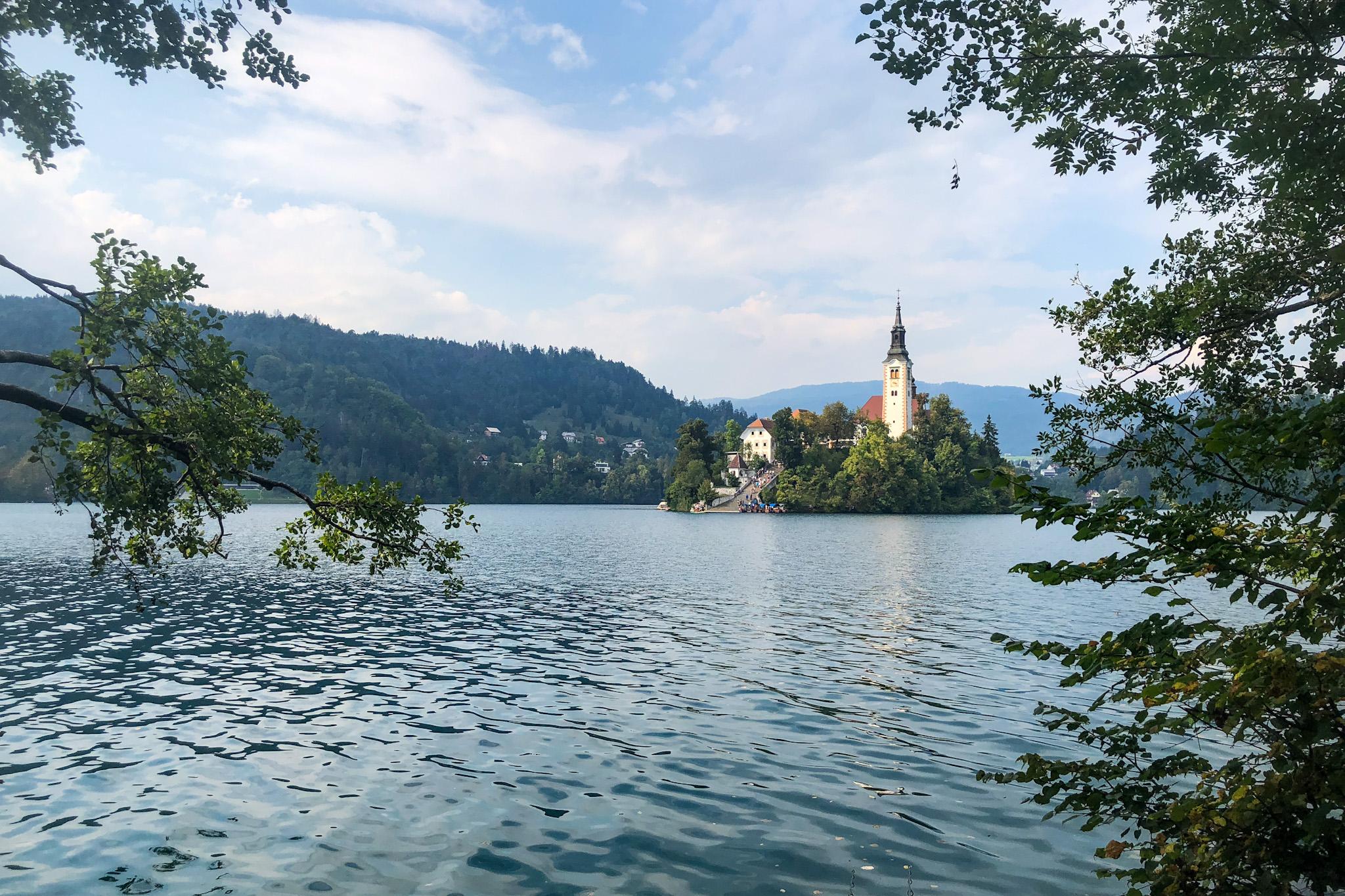 Čarolija u zagrljaju Julijskih Alpi: Prije skijanja prošetajte obalom Bledskog jezera i doživite idilu