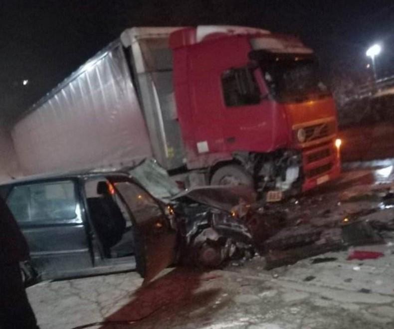 Saobraćajna nesreća kod Živinica: Sudarili se automobil i kamion, jedna osoba povrijeđena