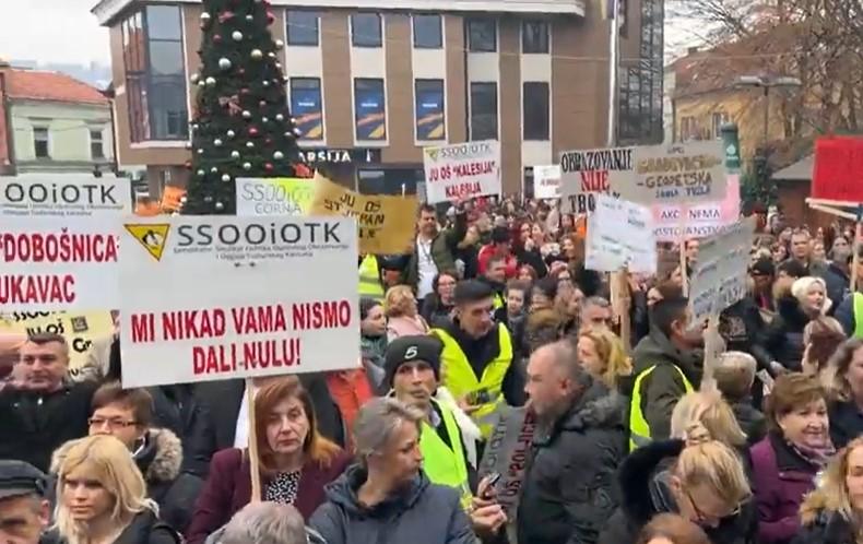 Počeo protest radnika u Tuzli: Traže od Vlade TK da ispuni sindikalne zahtjeve