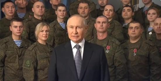 Prvi put nije govorio u Kremlju: Putin novogodišnju poruku objavio okružen vojnicima