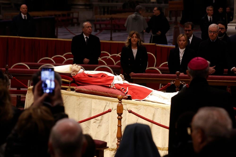 Izloženo tijelo Benedikta XVI, građani se opraštaju od pape