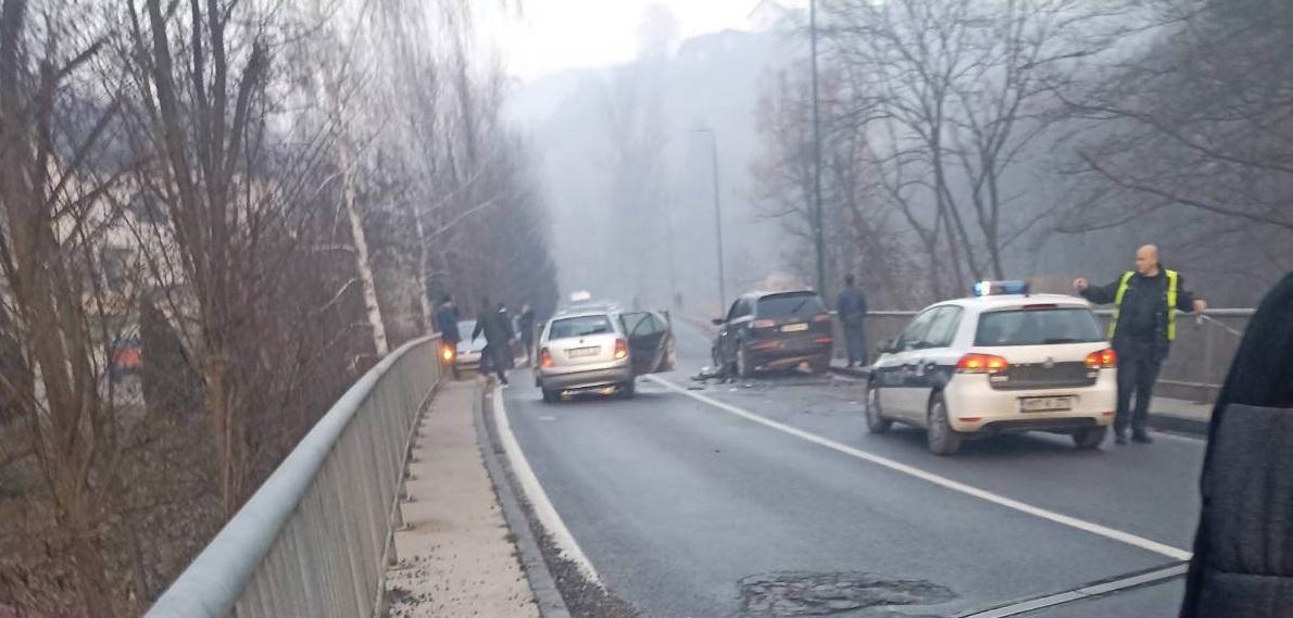 Teška nesreća u Semizovcu: Ima povrijeđenih, obustavljen saobraćaj
