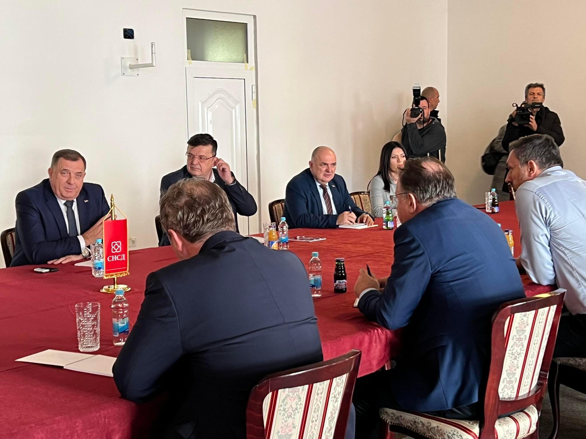 Počeo sastanak Osmorke i Dodika u Doboju - Avaz