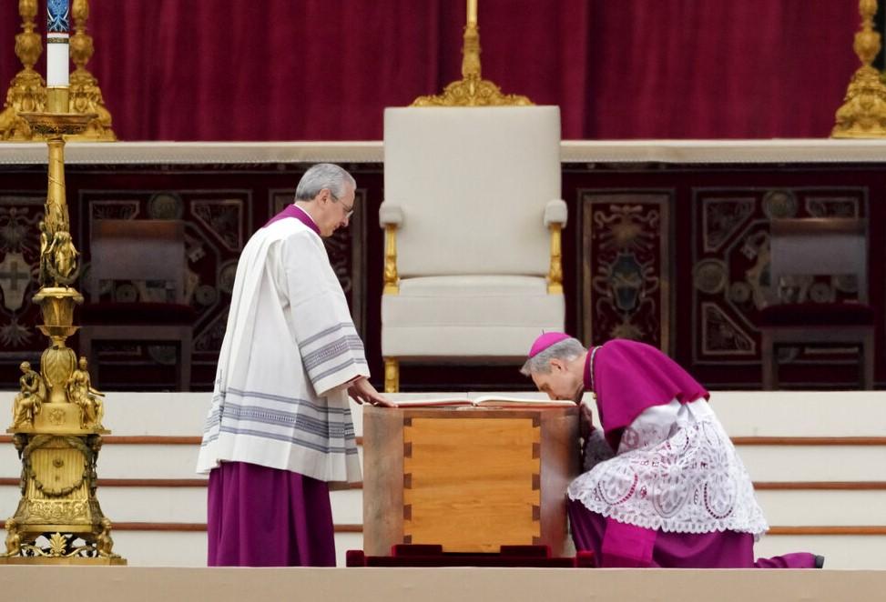 Nadbiskup Džordž Gansvein (Georg Ganswein), desno, ljubi lijes pokojnog pape emeritusa Benedikta XVI nakon što je donesen na Trg Svetog Petra na misu zadušnicu u Vatikanu - Avaz